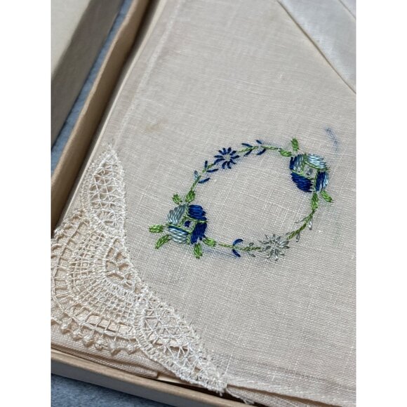 Vintage Handkerchief Set W/ Embroidered Floral Patterns Crochet Lace Edges Origi - Picture 3 of 8